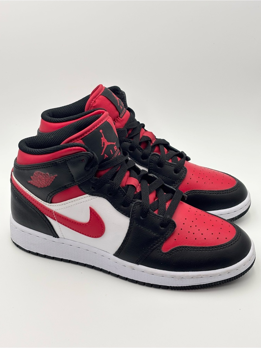 Nike Air Jordan 1 Mid Black Red White Air Jordan 1 Mid
Big Kids' Shoes size 5.5